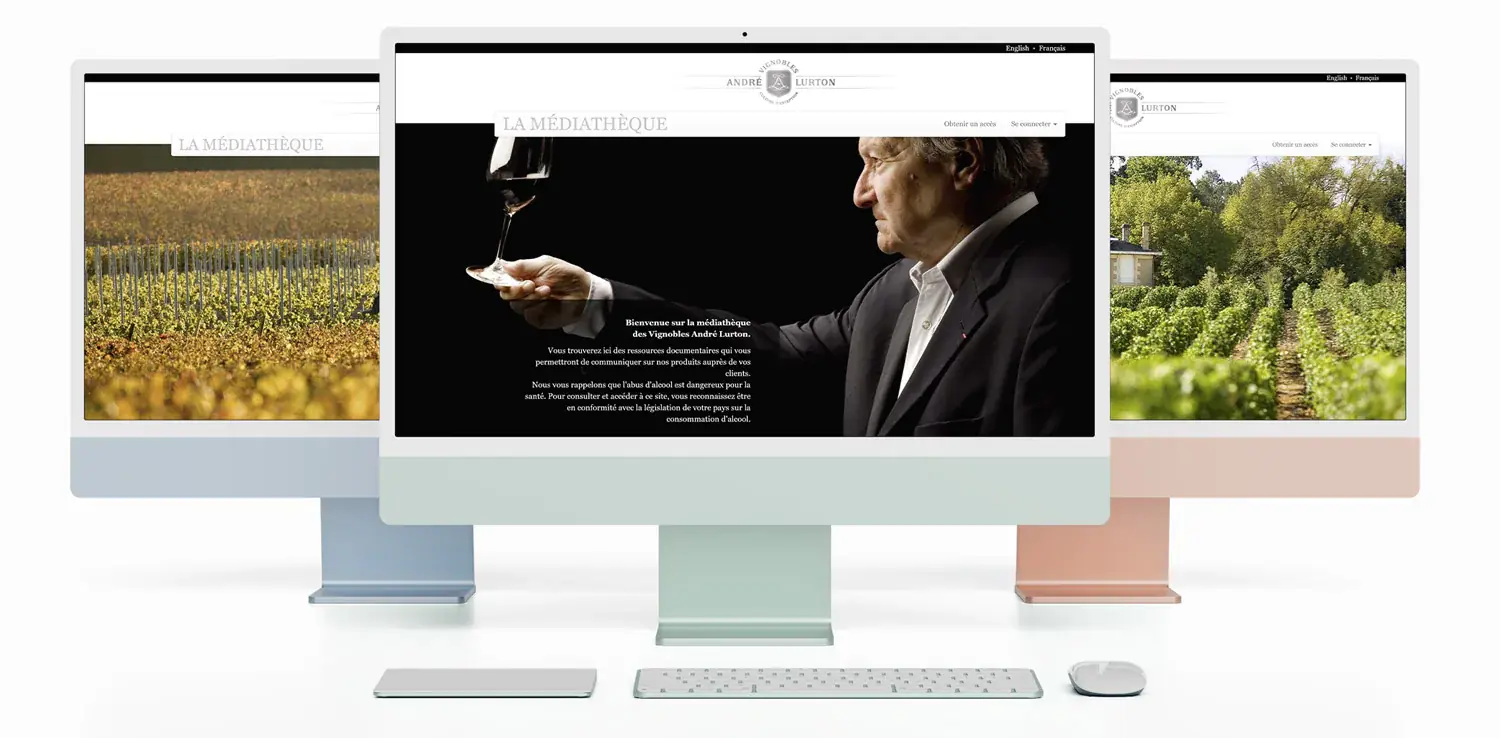 三台电脑显示 André Lurton 媒体库界面。